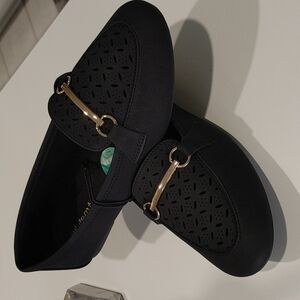 NWOT Whitemt. Black Flats W Decorative Gold Bar Size 7.5